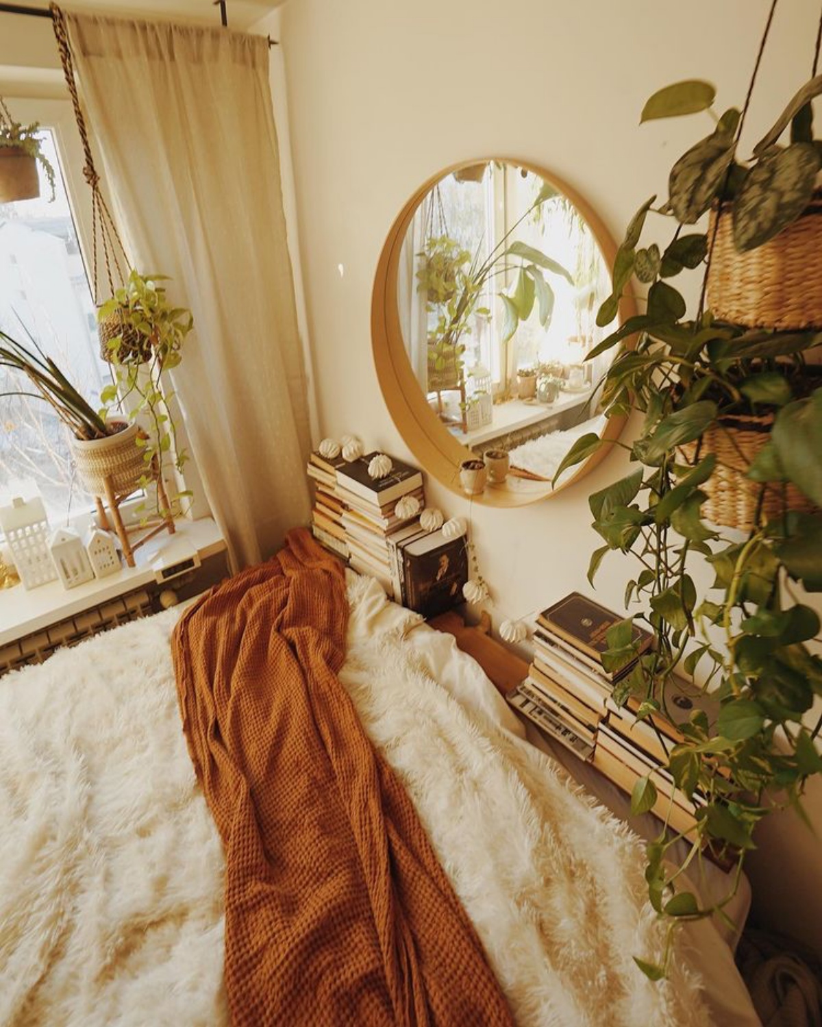 specchio rotondo dietro il letto decorazione con piante