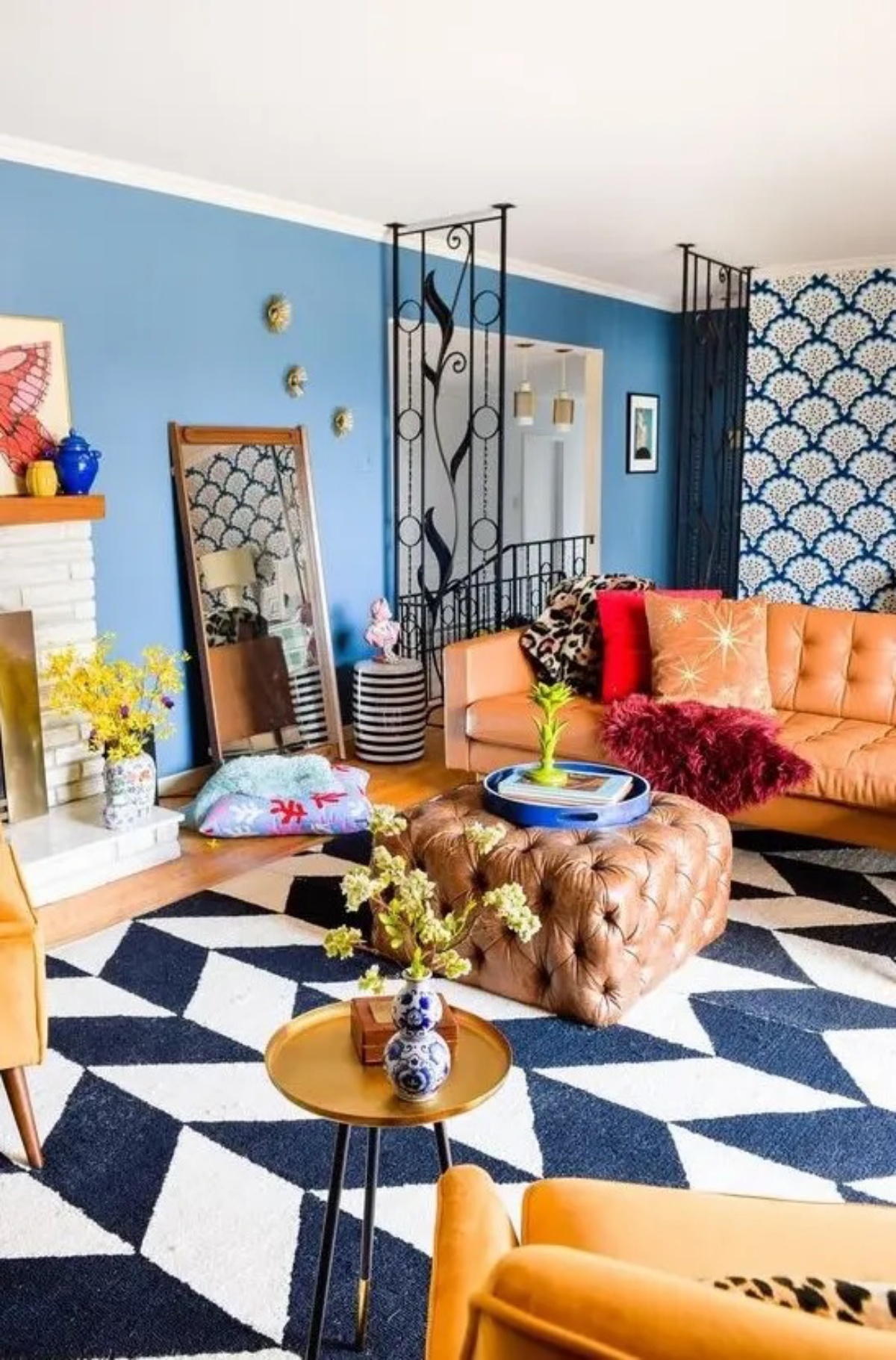 tappeto colorato in salotto pareti dipinte di blu