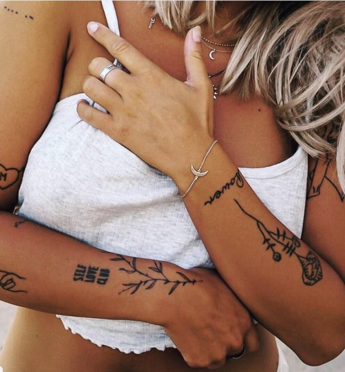 tatuaggi sulle braccia di una donna