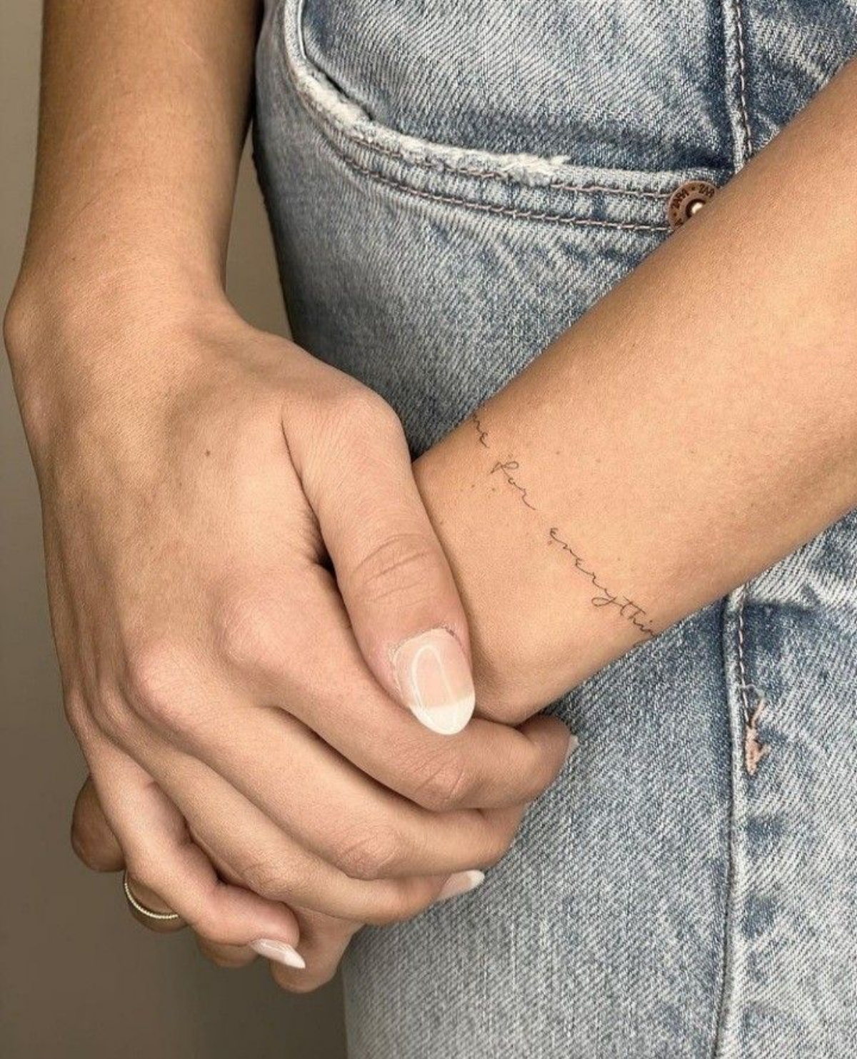 tatuaggio bracciale con scritta in corsivo