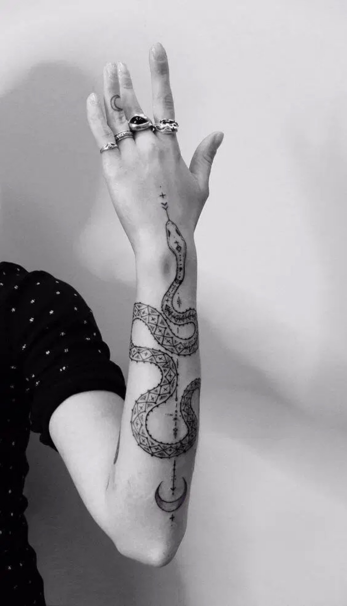 tatuaggio serpente sul braccio di una ragazza