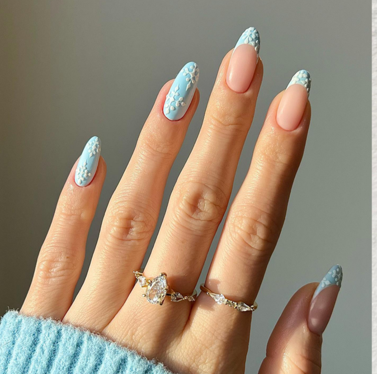 unghie natalizie 2023 smalto azzurro pastello french manicure