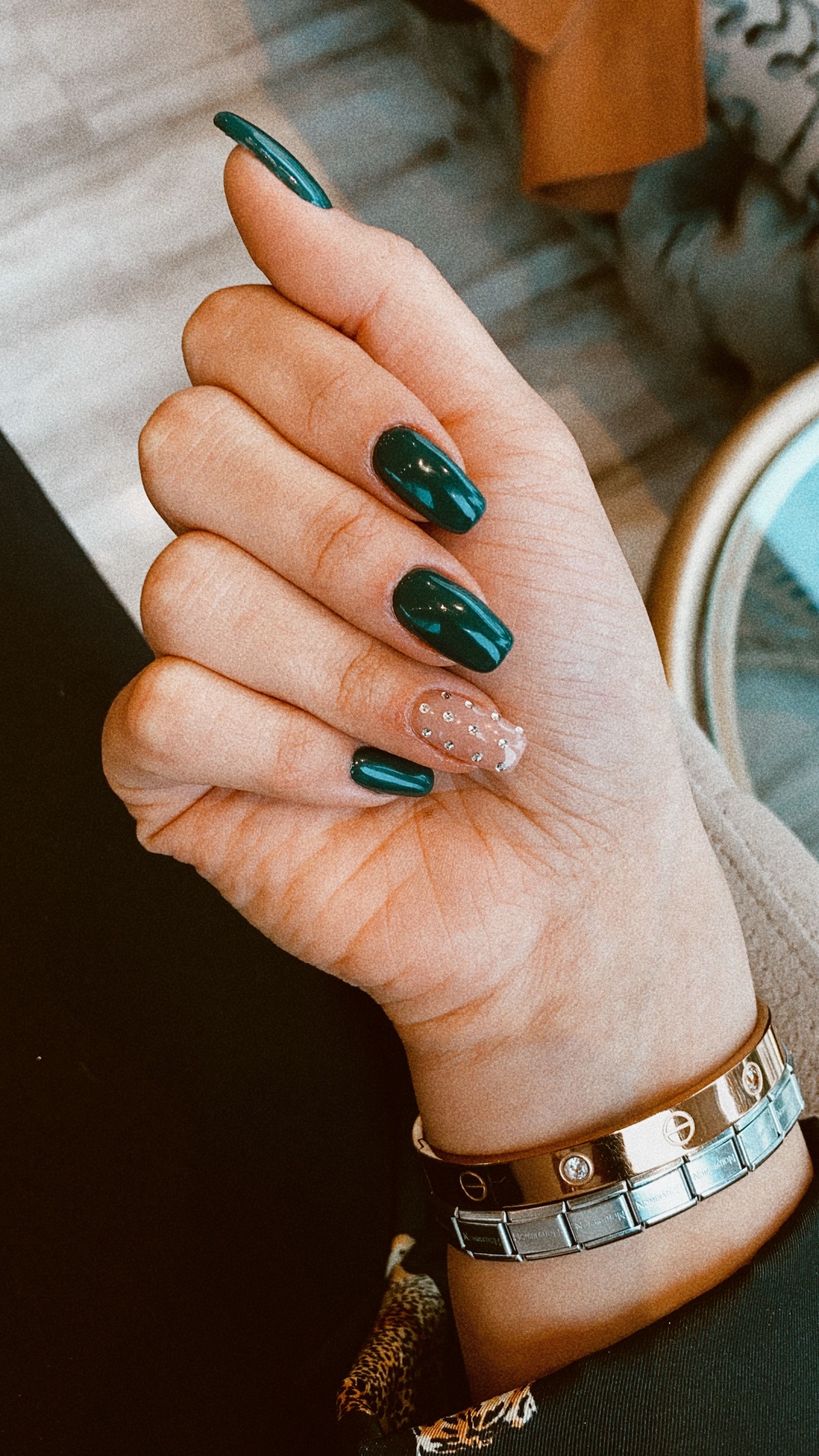 unghie natalizie con smalto verde accent nails