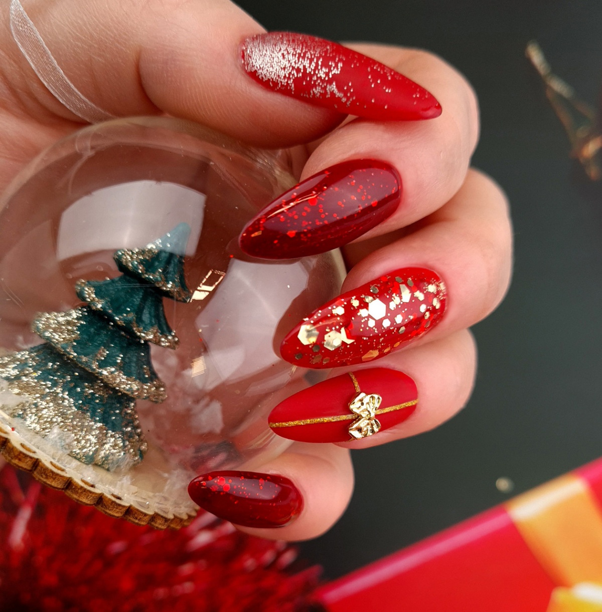 unghie natalizie rosso e oro manicure a mandorla