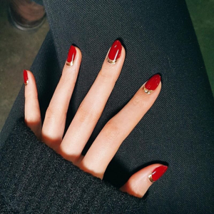 Unghie natalizie rosso e oro: trend intramontabile per mani di dicembre