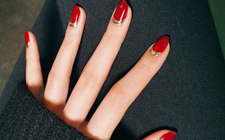 Unghie natalizie rosso e oro: trend intramontabile per mani di dicembre