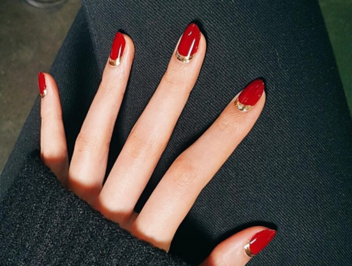 Unghie natalizie rosso e oro: trend intramontabile per mani di dicembre