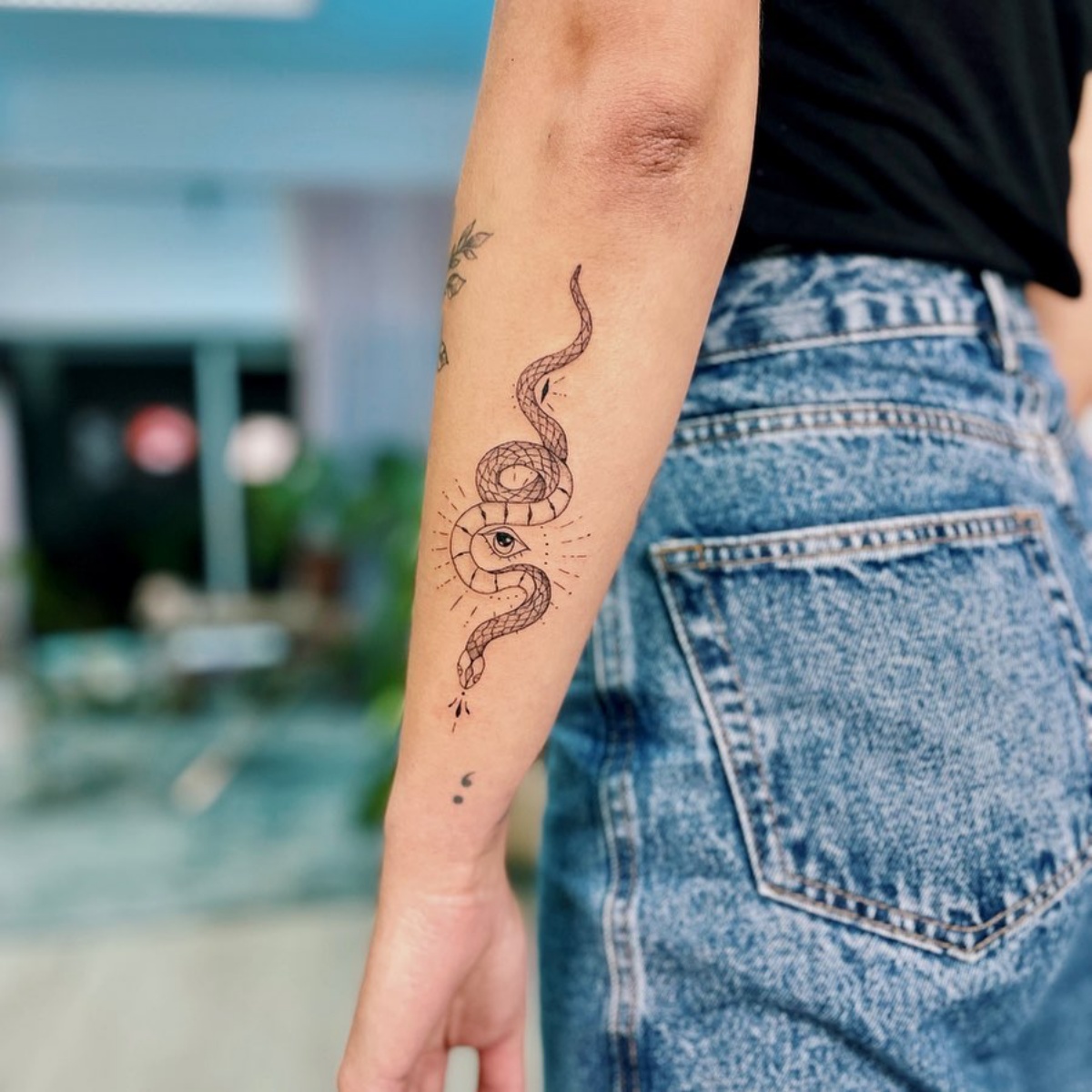 avambraccio con tatuaggio serpente significato