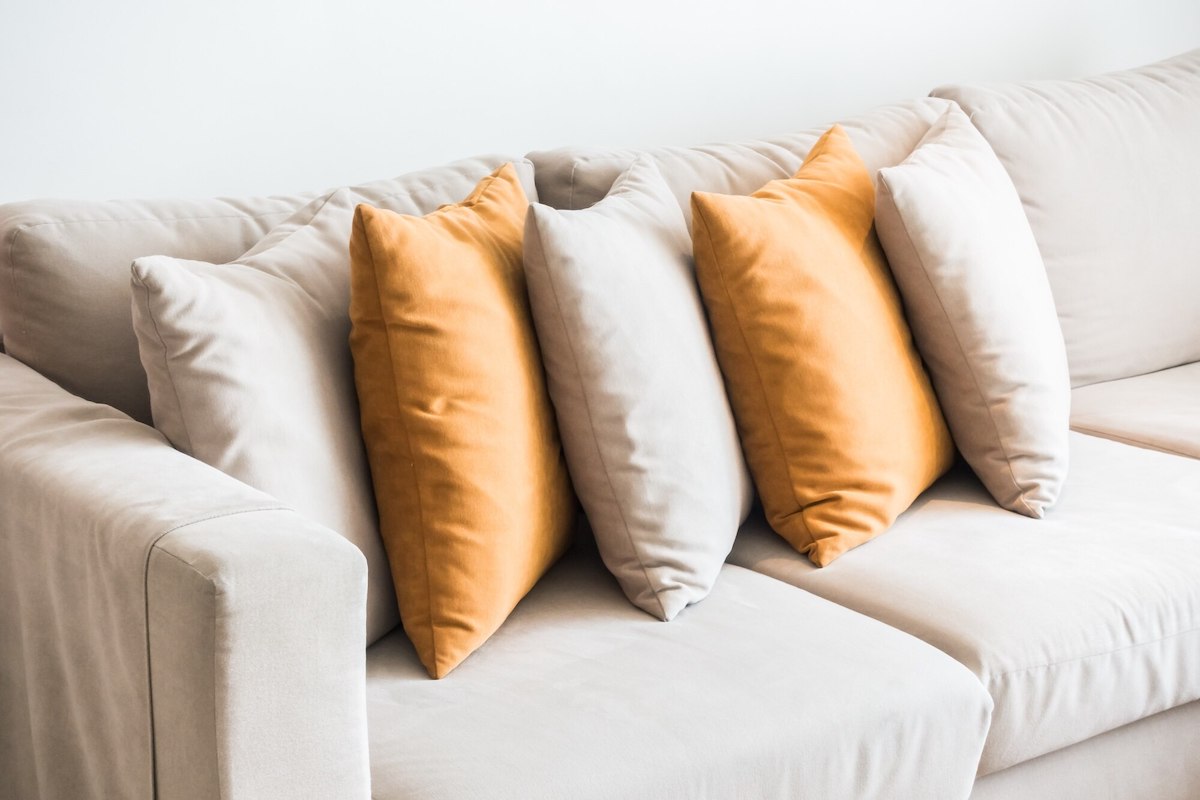 cuscini colorati divano beige