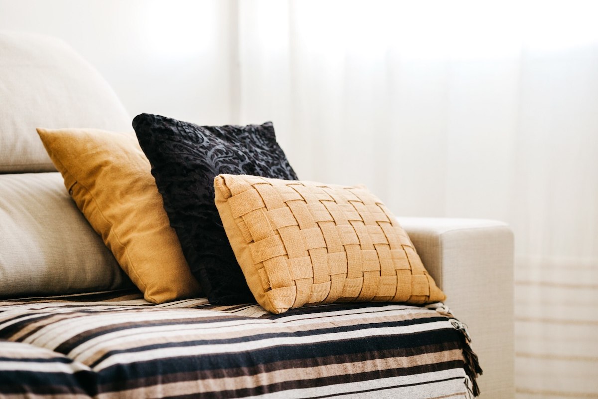 decorazione divano con cuscini colorati