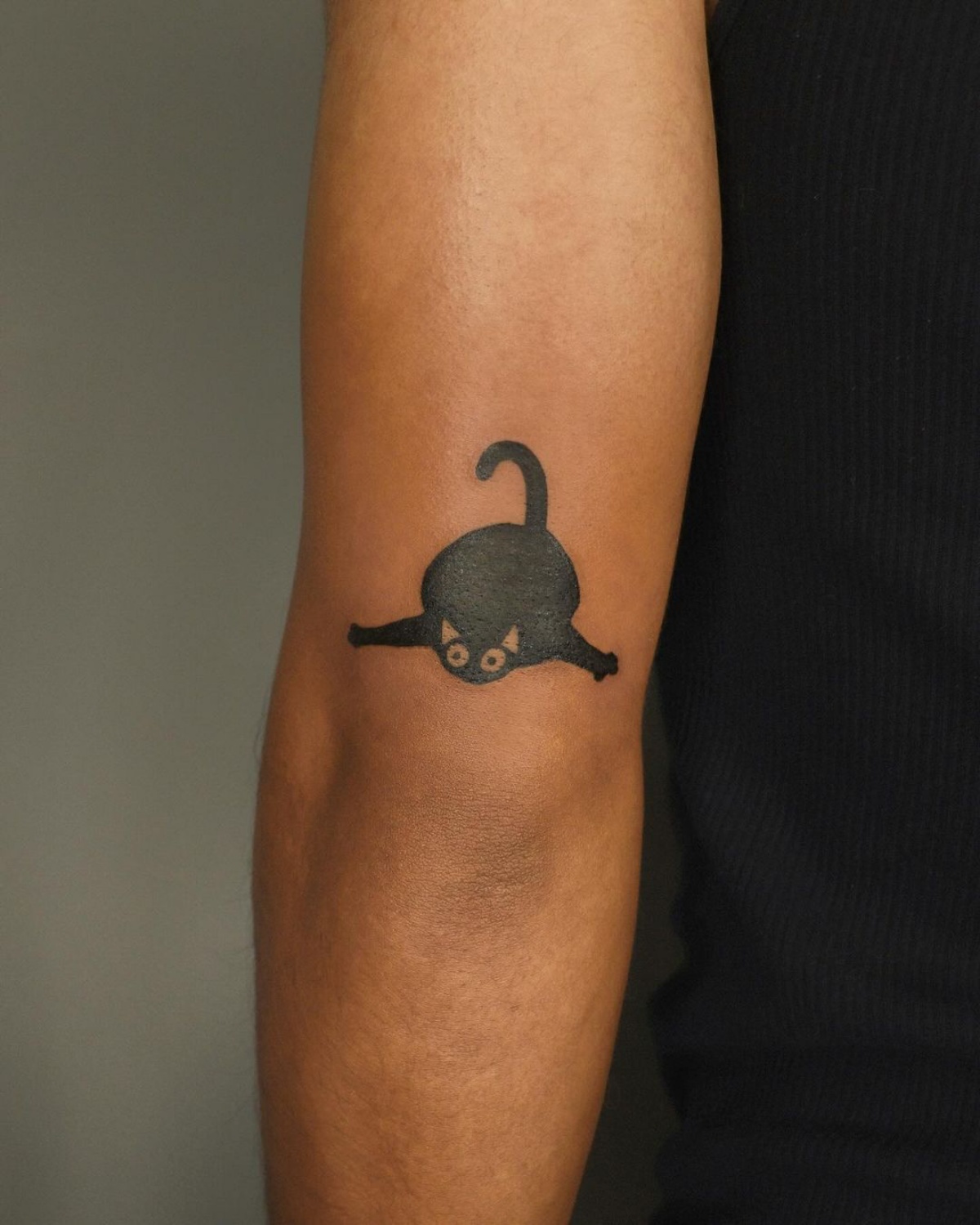 disegno gattino nero tatuaggio avambraccio uomo