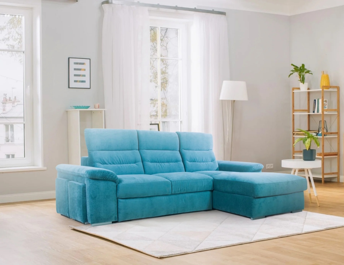 divano angolare di colore celeste per soggiorno