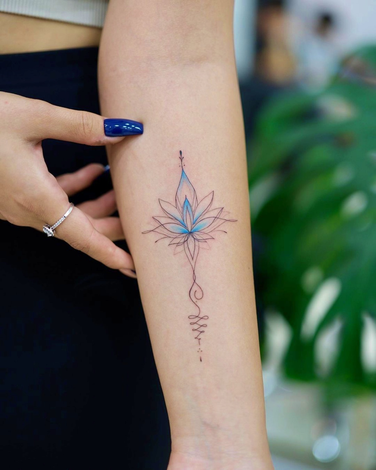 fiore di loto blu tatuaggio avambraccio donna