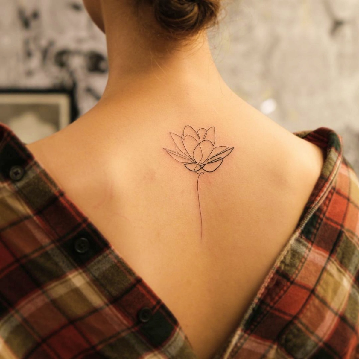 fiore di loto disegno sulla schiena di una ragazza