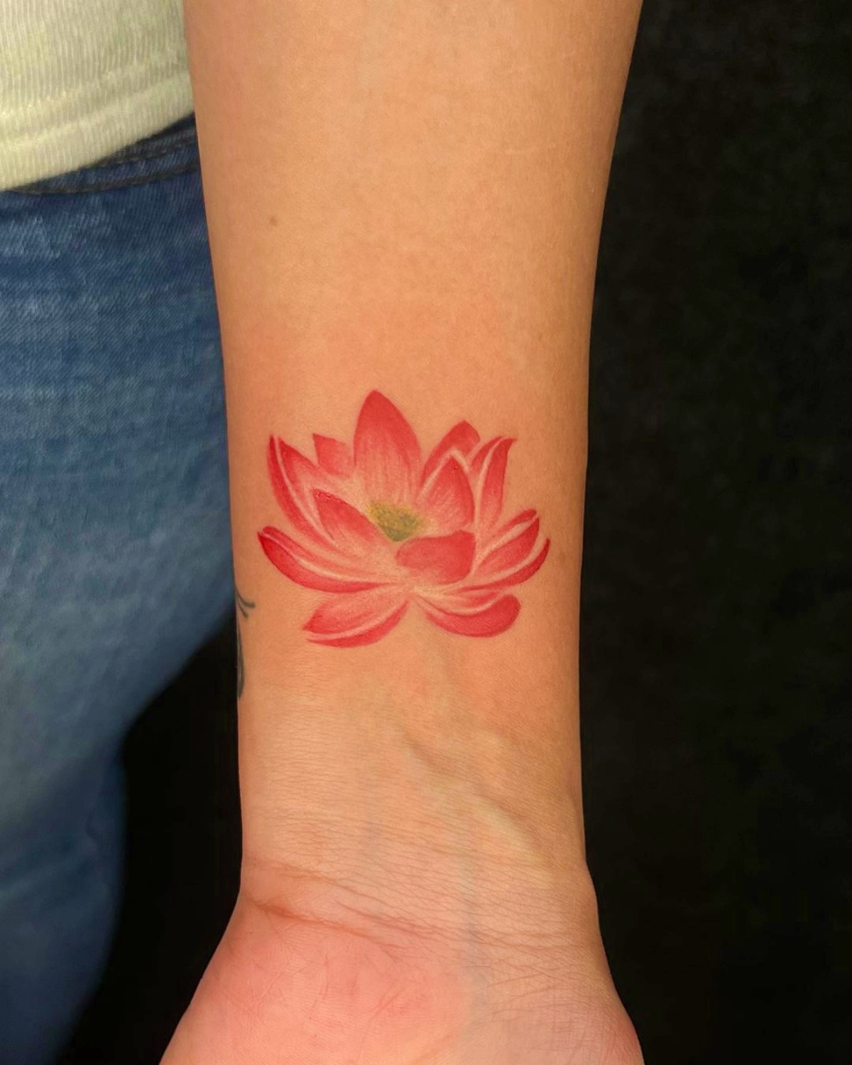 fiore di loto rosso polso della mano