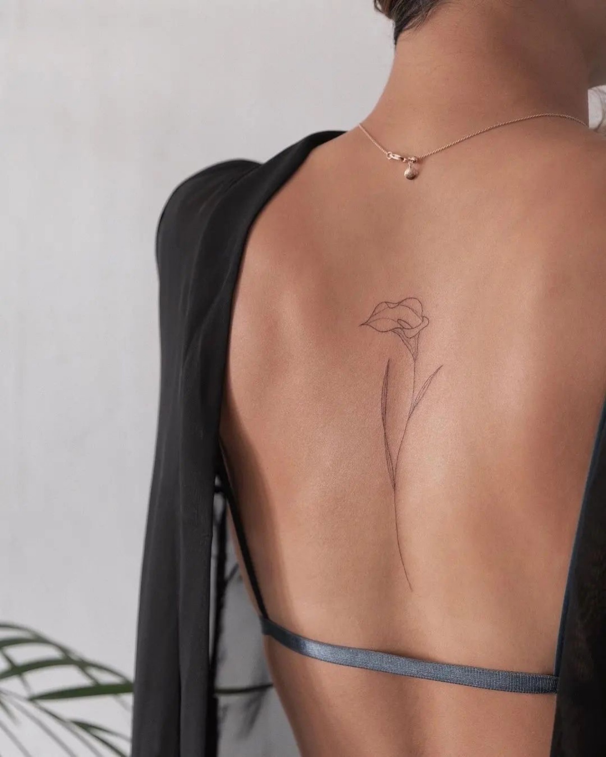 fiore tatuato sulla schiena tattoo minimal
