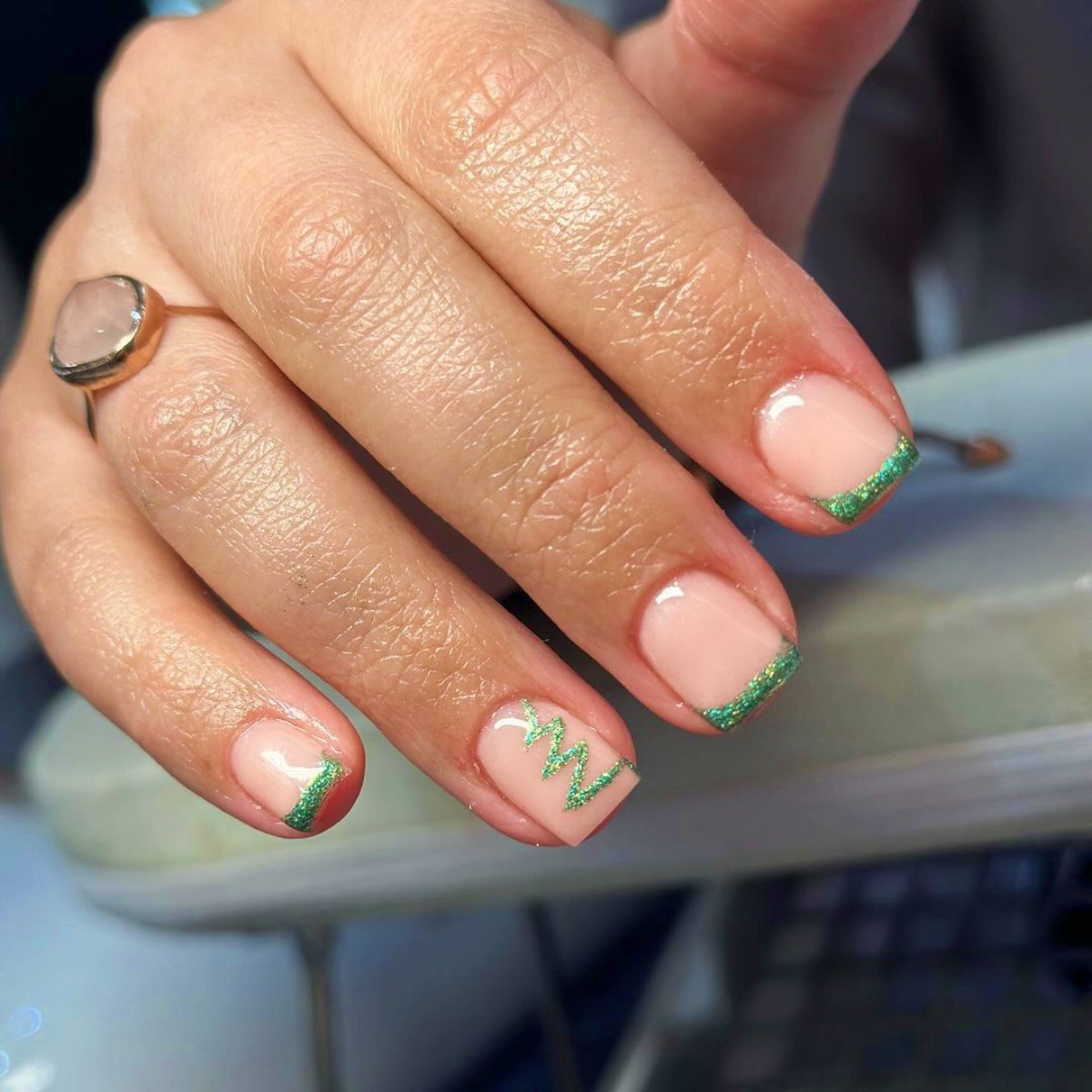 french manicure con smalto verde glitterato