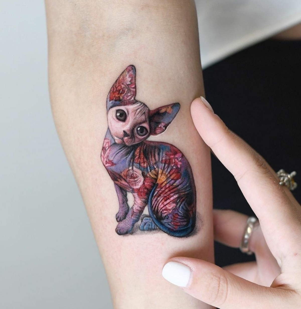 gatto egiziano colorato disegno tatuaggio donna
