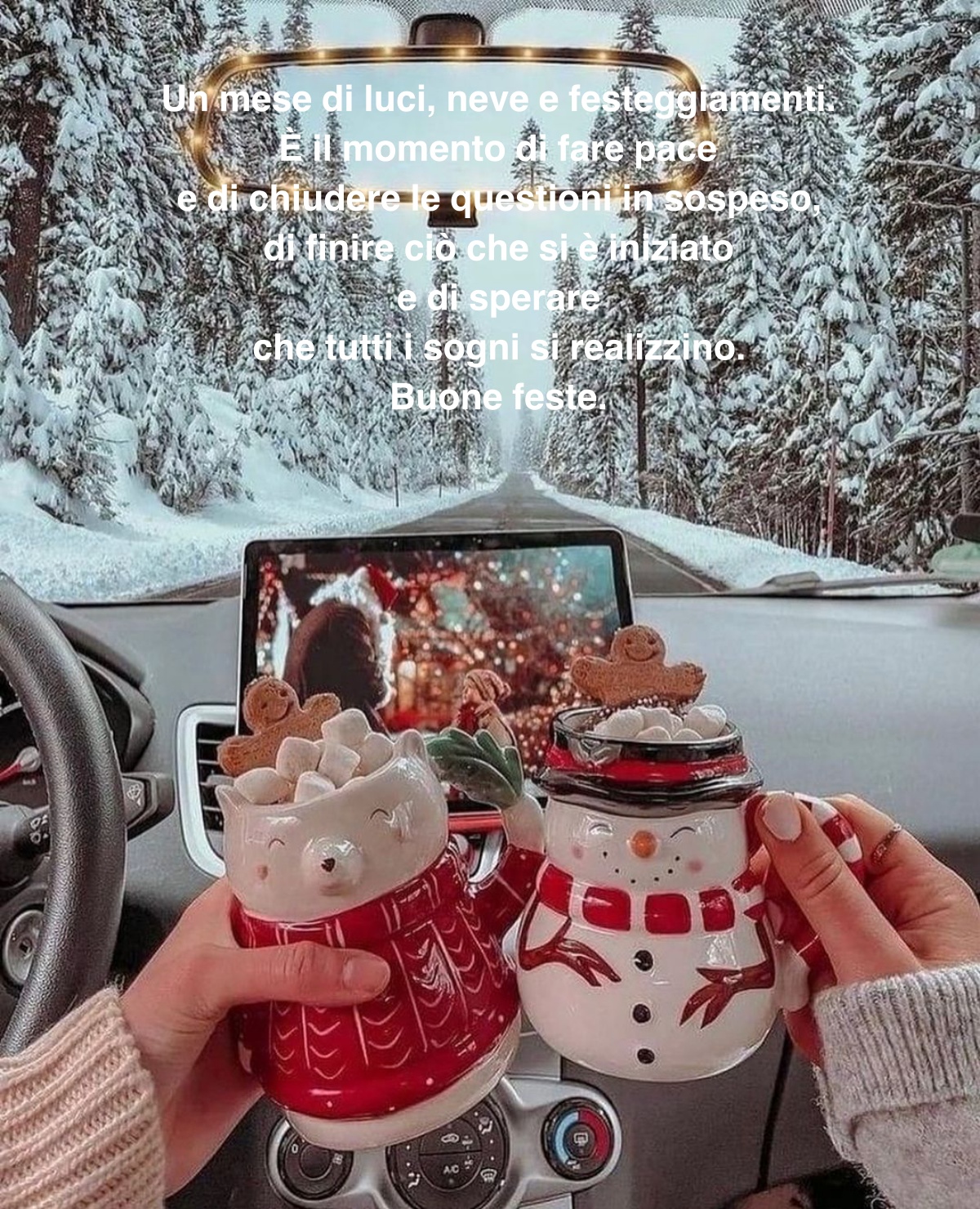 immagine natalizie tazze con cioccolata calda scritta di auguri