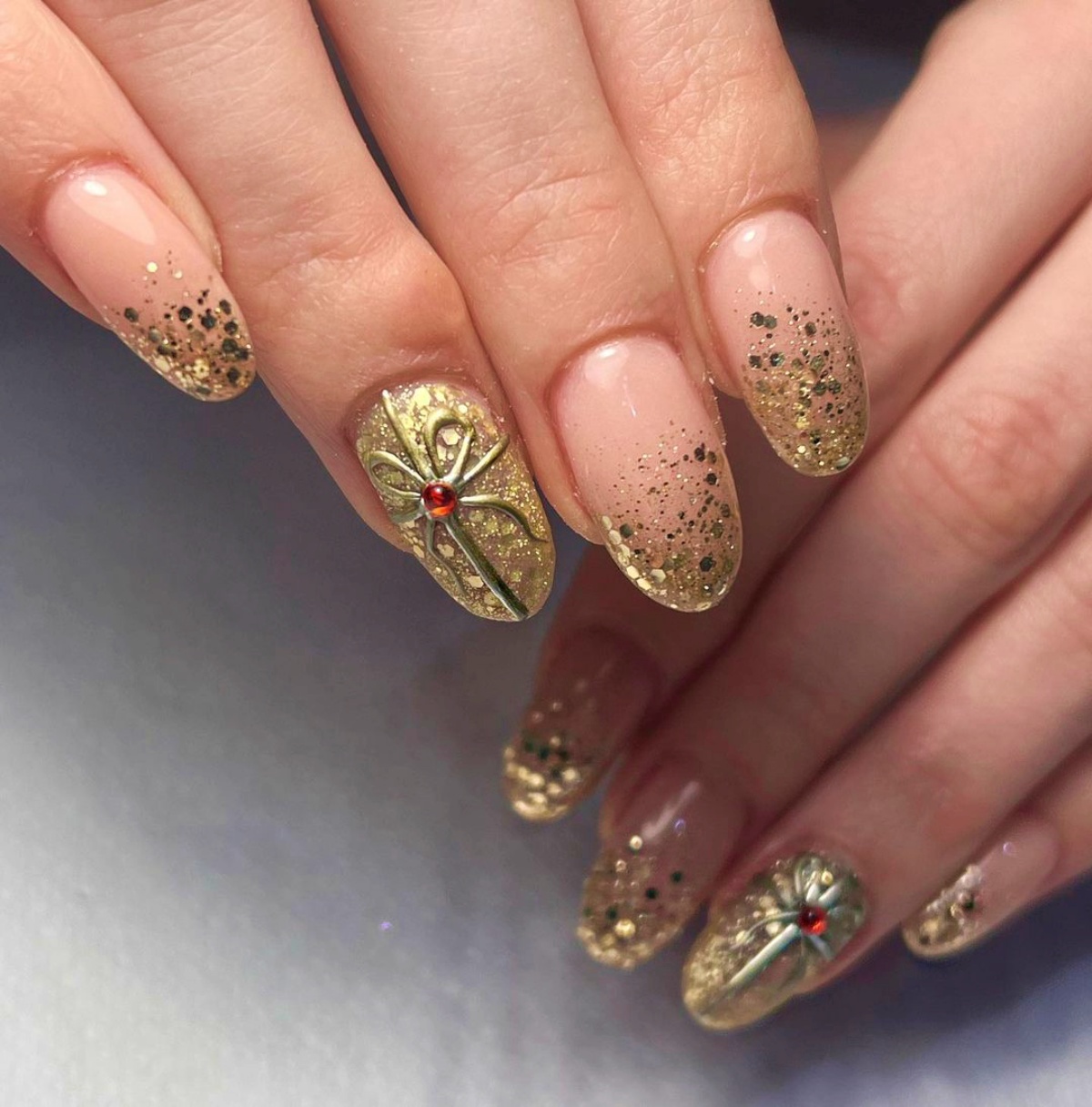 manicure con unghie a mandorla decorazioni con smalto oro