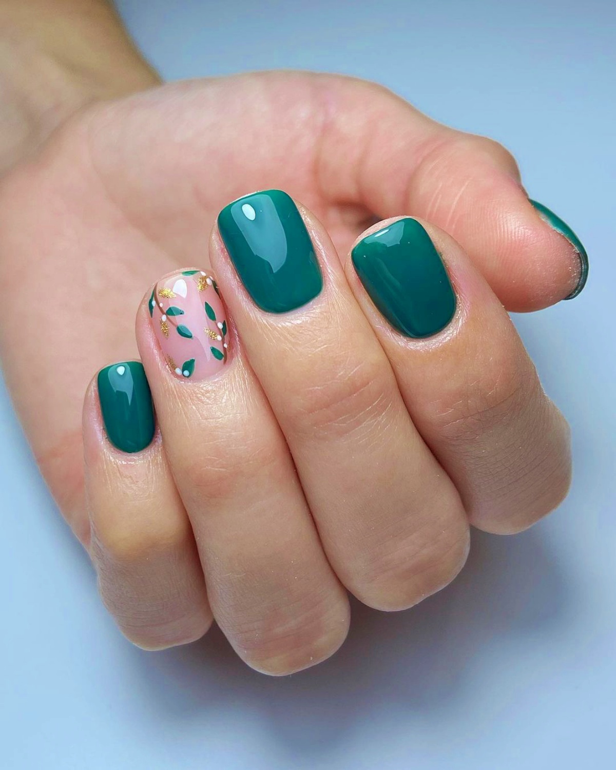 manicure per unghie corte in gel verde lucido