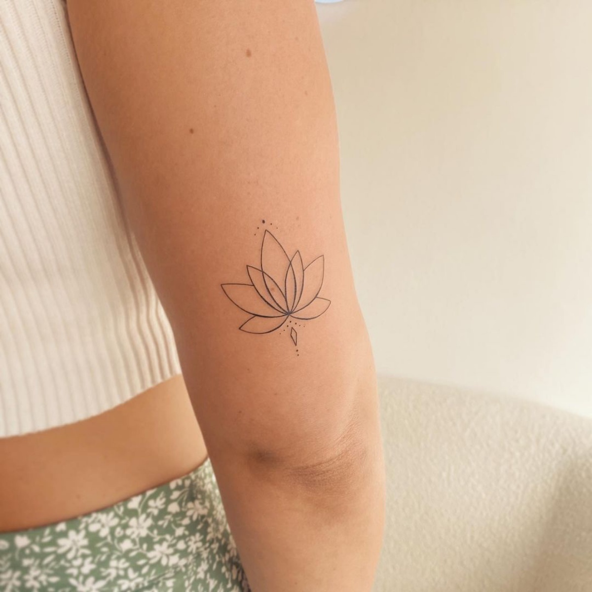 minimal tattoo fiore di loto braccio donna