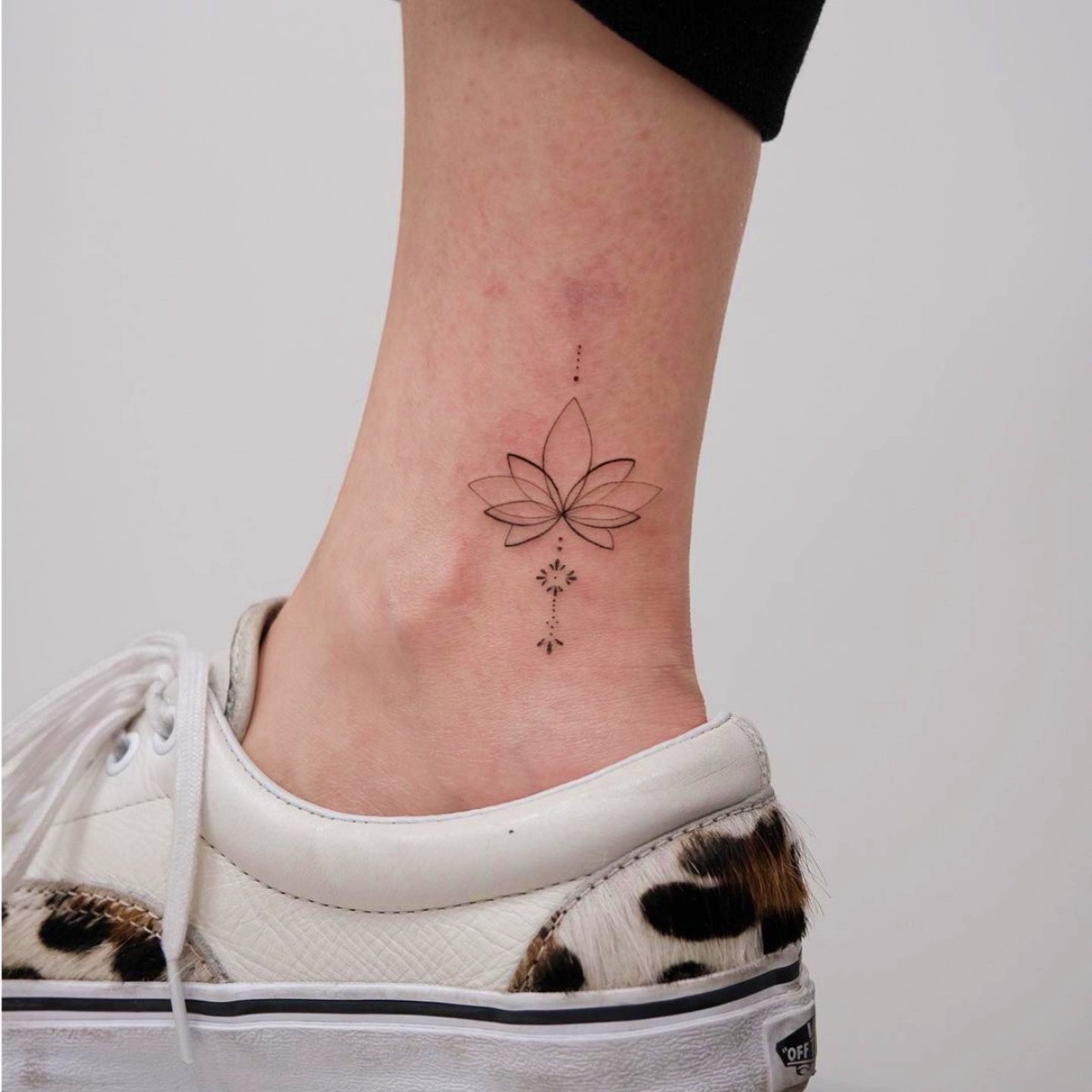 minimal tattoo sulla caviglia tattoo fiore di loto