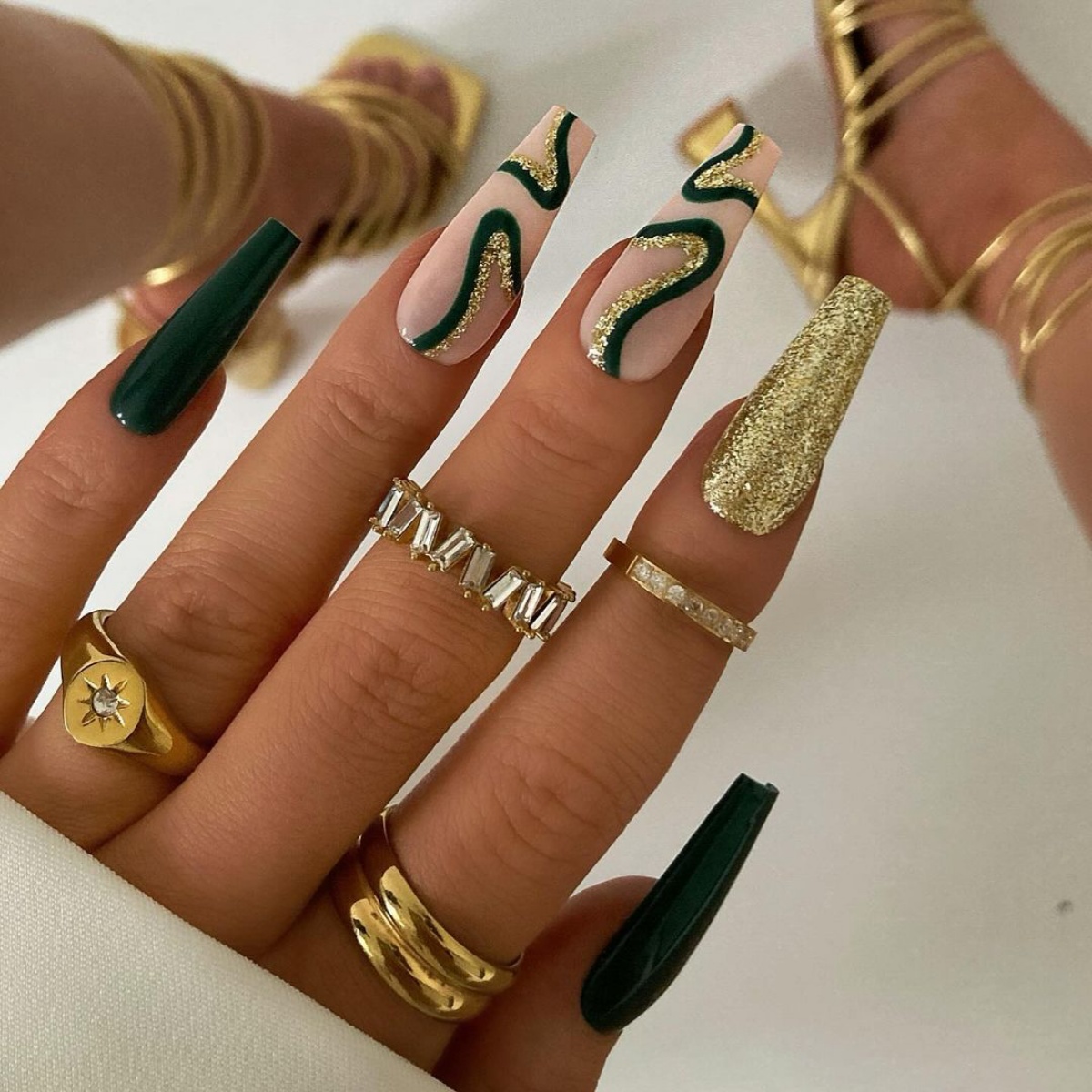 nails art unghie gel con smalto oro glitter