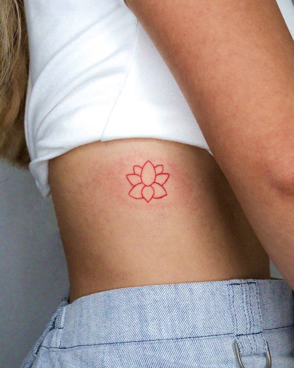 piccolo fiore di loto tatuaggio colorato