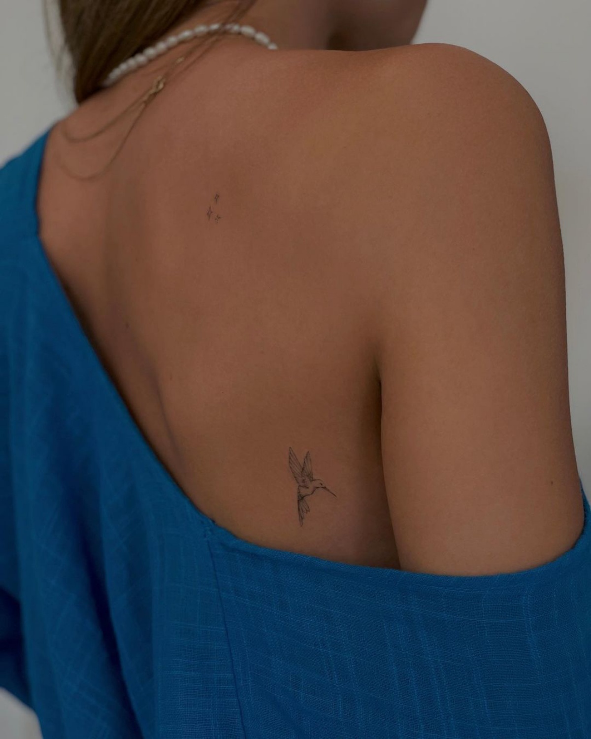 piccolo tattoo schiena donna disegno uccello