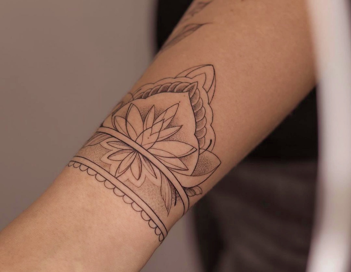 polso della mano con tatuaggio fiore di loto mandala