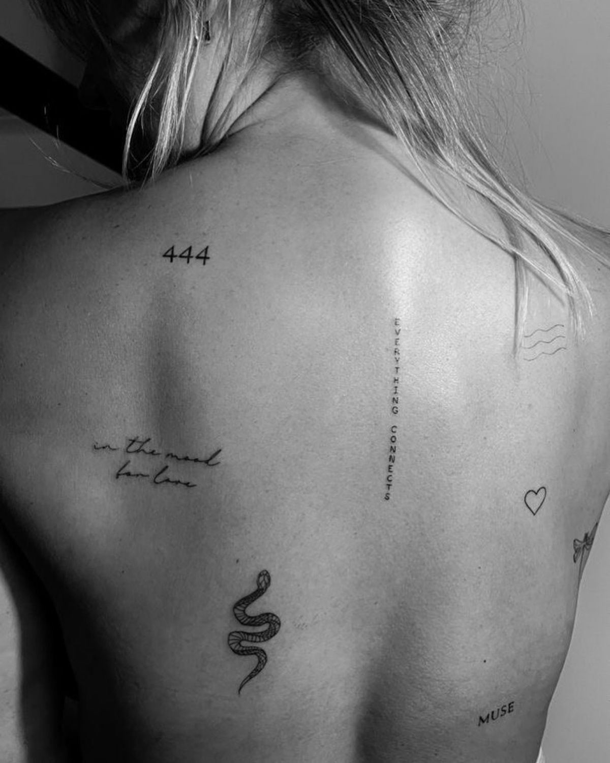 schiena donna con piccoli tatuaggi