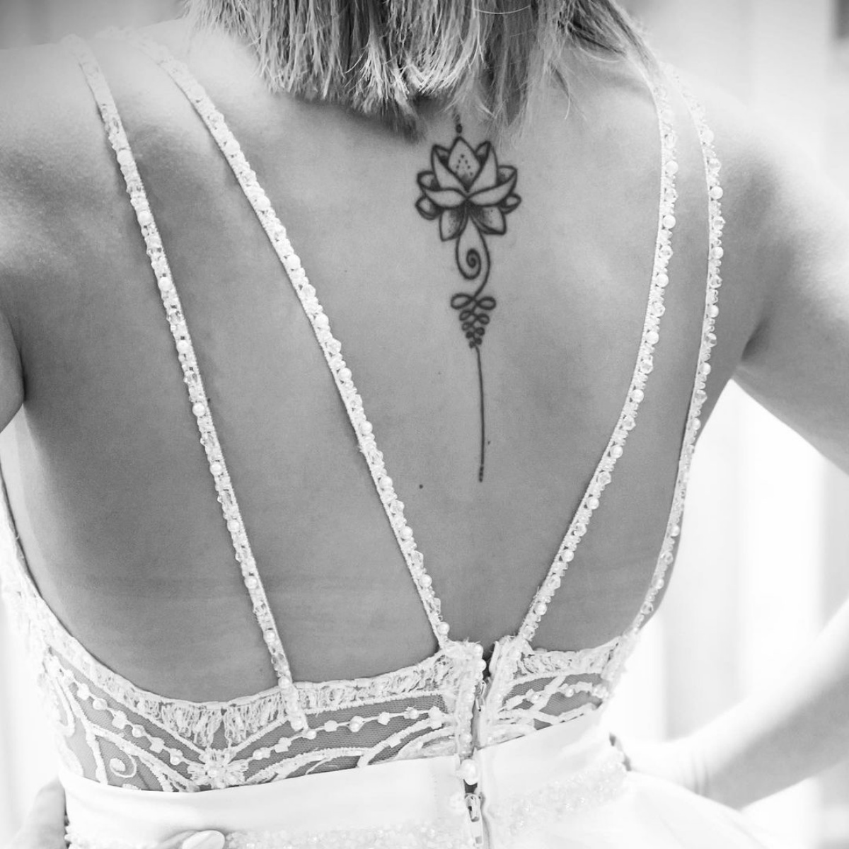 tattoo fiore di loto sulla schiena