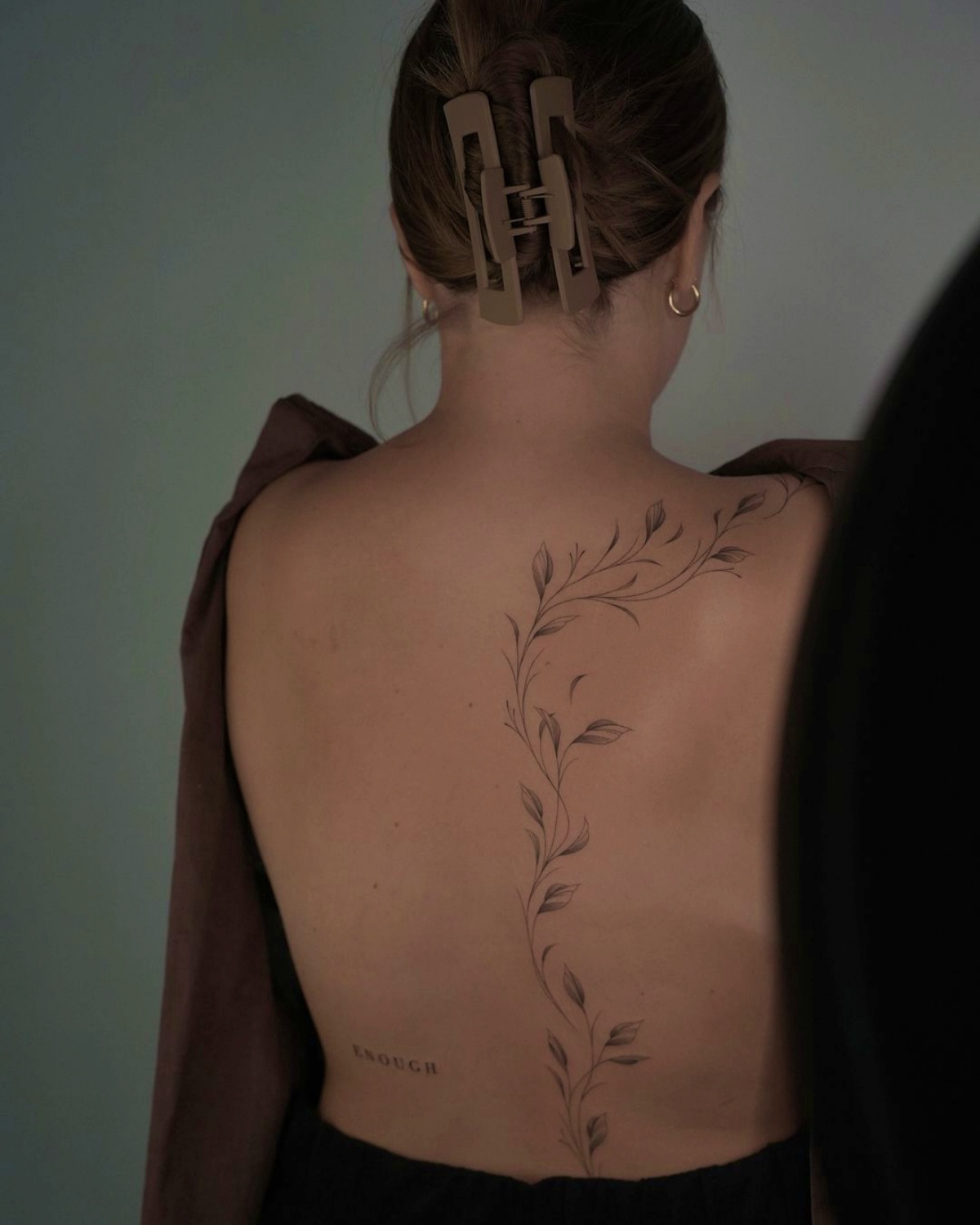 tattoo fiore rampicante sulla schiena