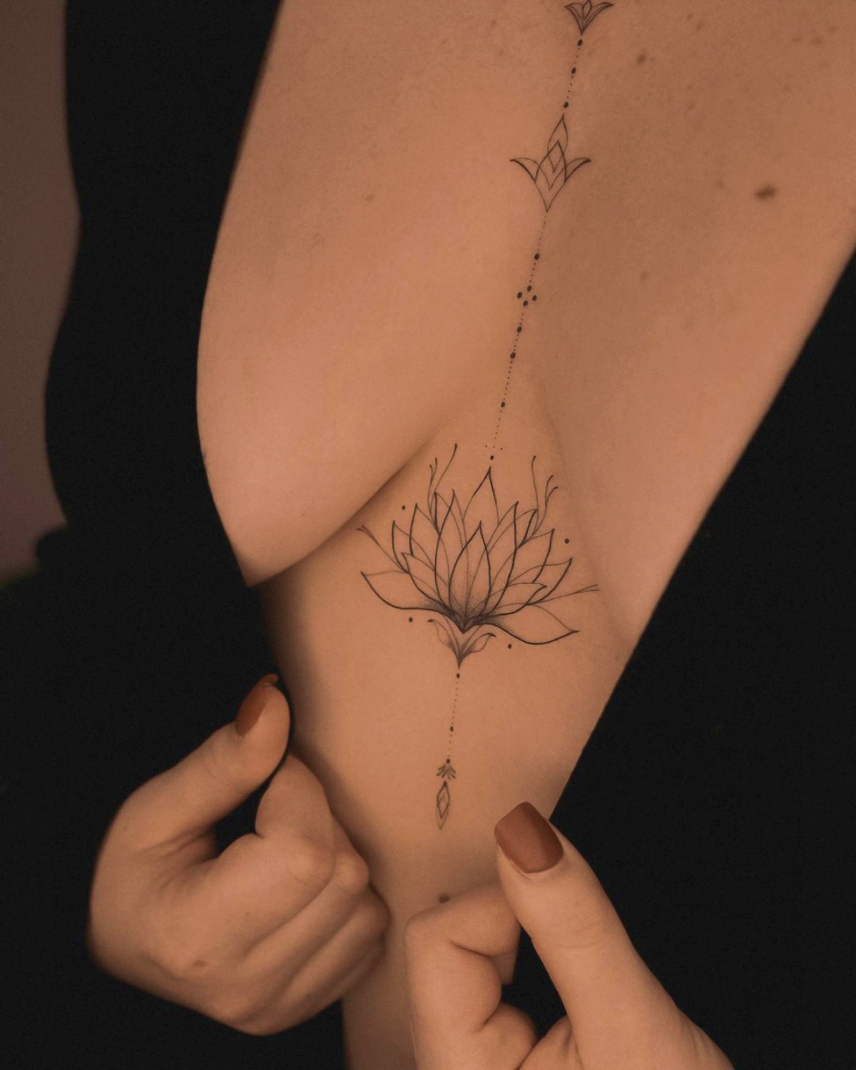 tattoo in mezzo al seno disegno fiore di loto