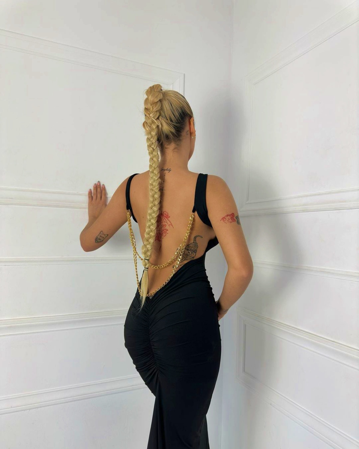 tattoo inchiostro rosso tatuaggio femminile sulla schiena vestito nero