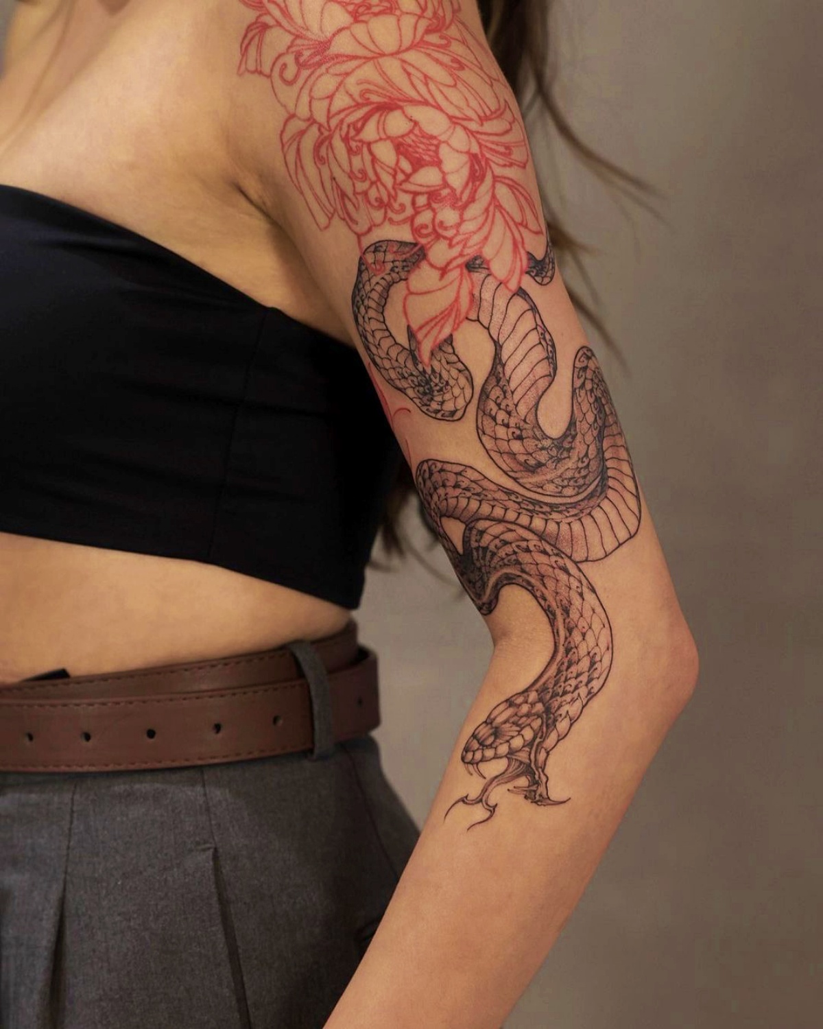tattoo manica donna disegno serpente fiore di loto rosso