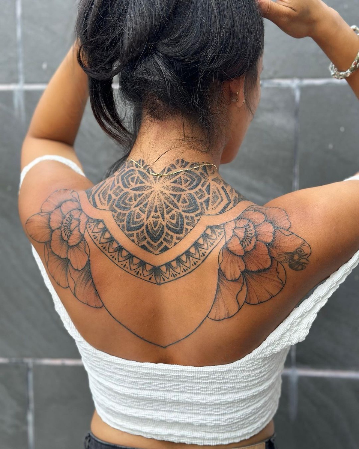 tattoo motivi tribiali fiori con sfumature colorate