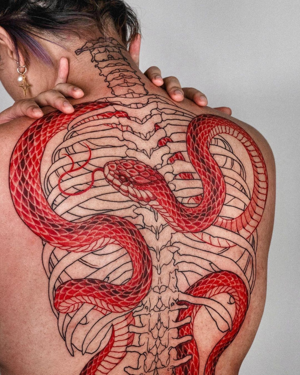 tattoo scheletro schiena donna serpente rosso