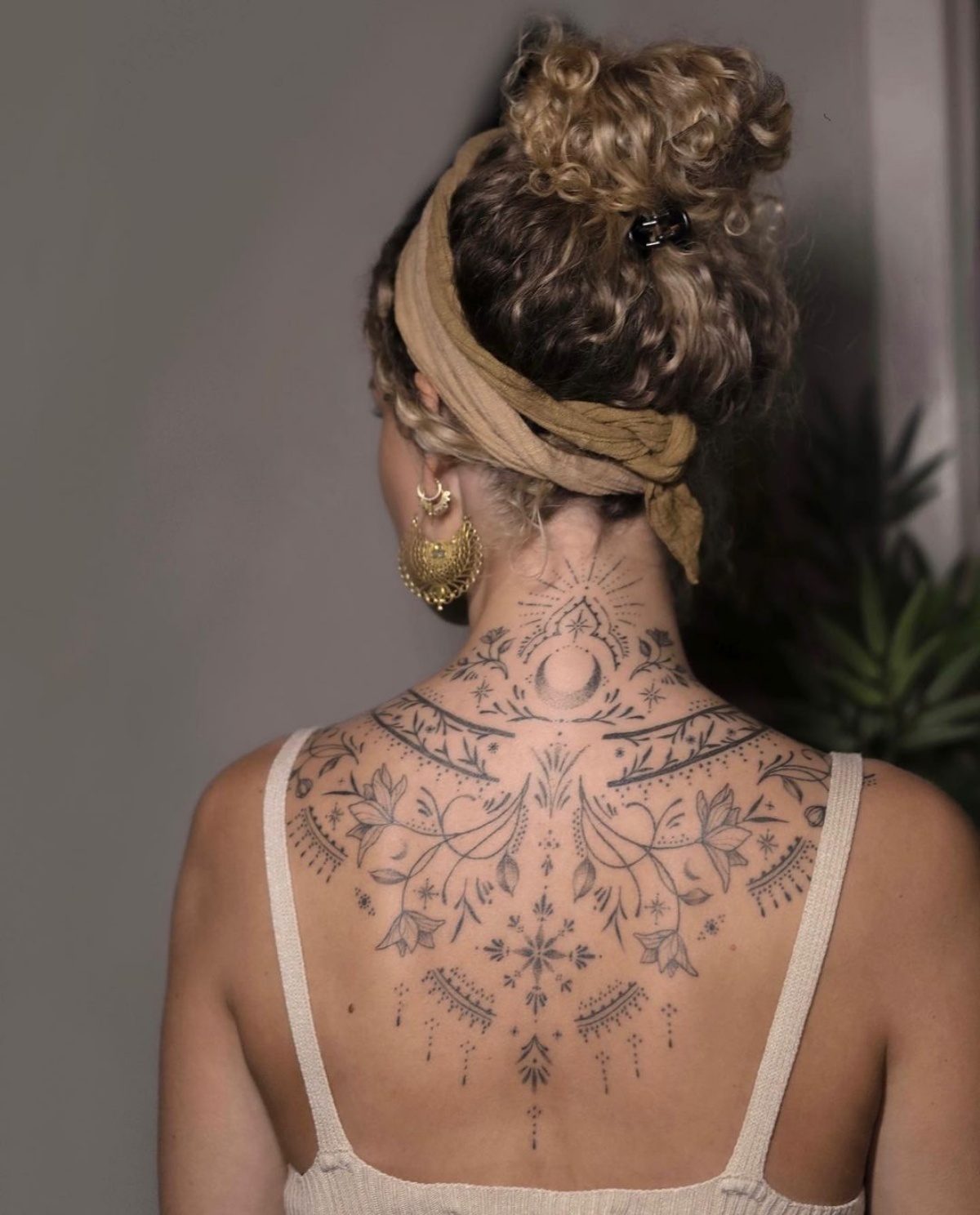 tattoo schiena donna motivi mandala fiori