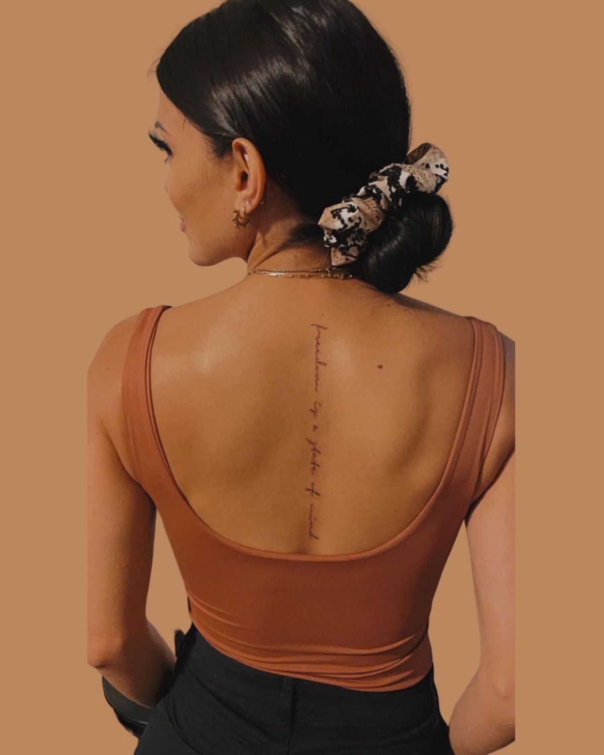 tattoo schiena donna scritta sulla spina dorsale