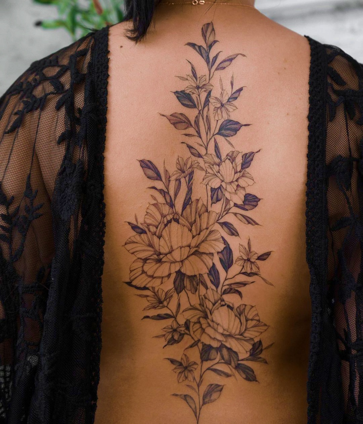 tattoo schiena donna tatuaggio con motivi floreali