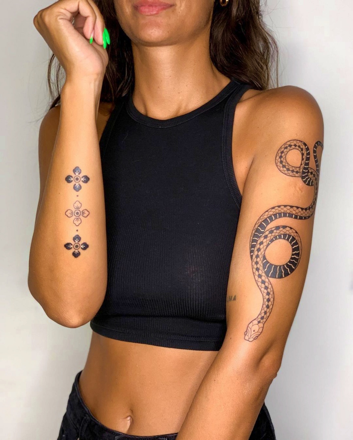 tattoo serpente braccio donna motivi