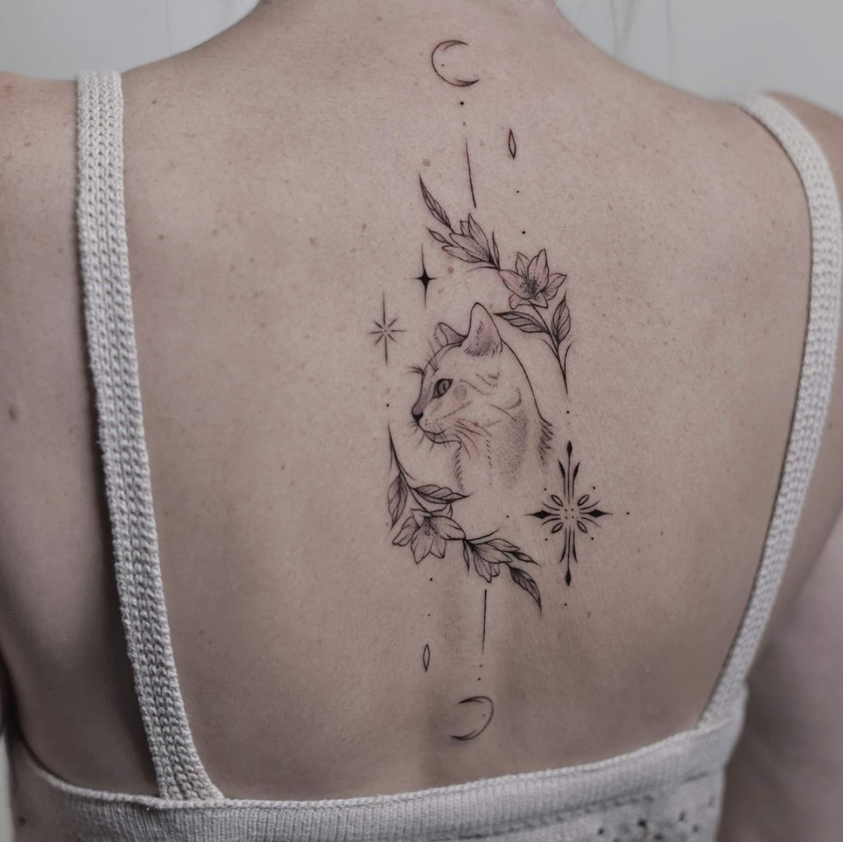 tattoo sulla schiena donna disegno con fiori