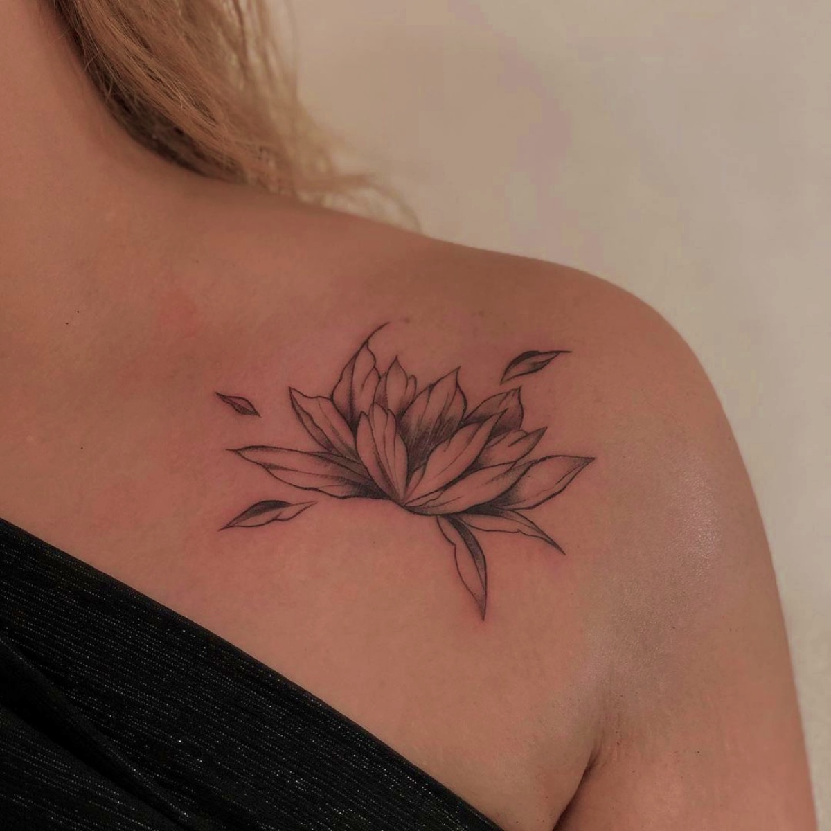 tattoo sulla spalla donna disegno fiore di loto