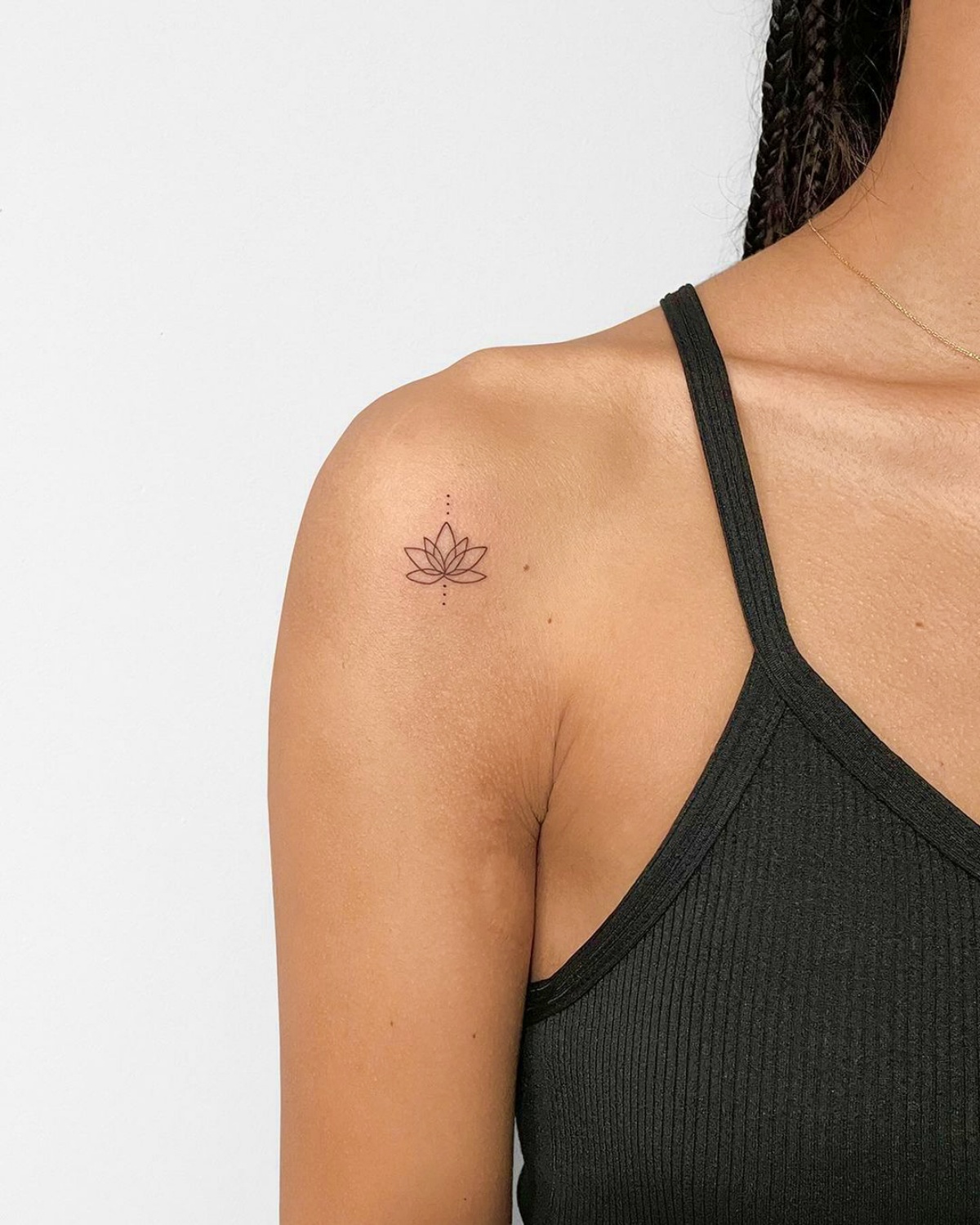 tattoo sulla spalla tatuaggio minimal
