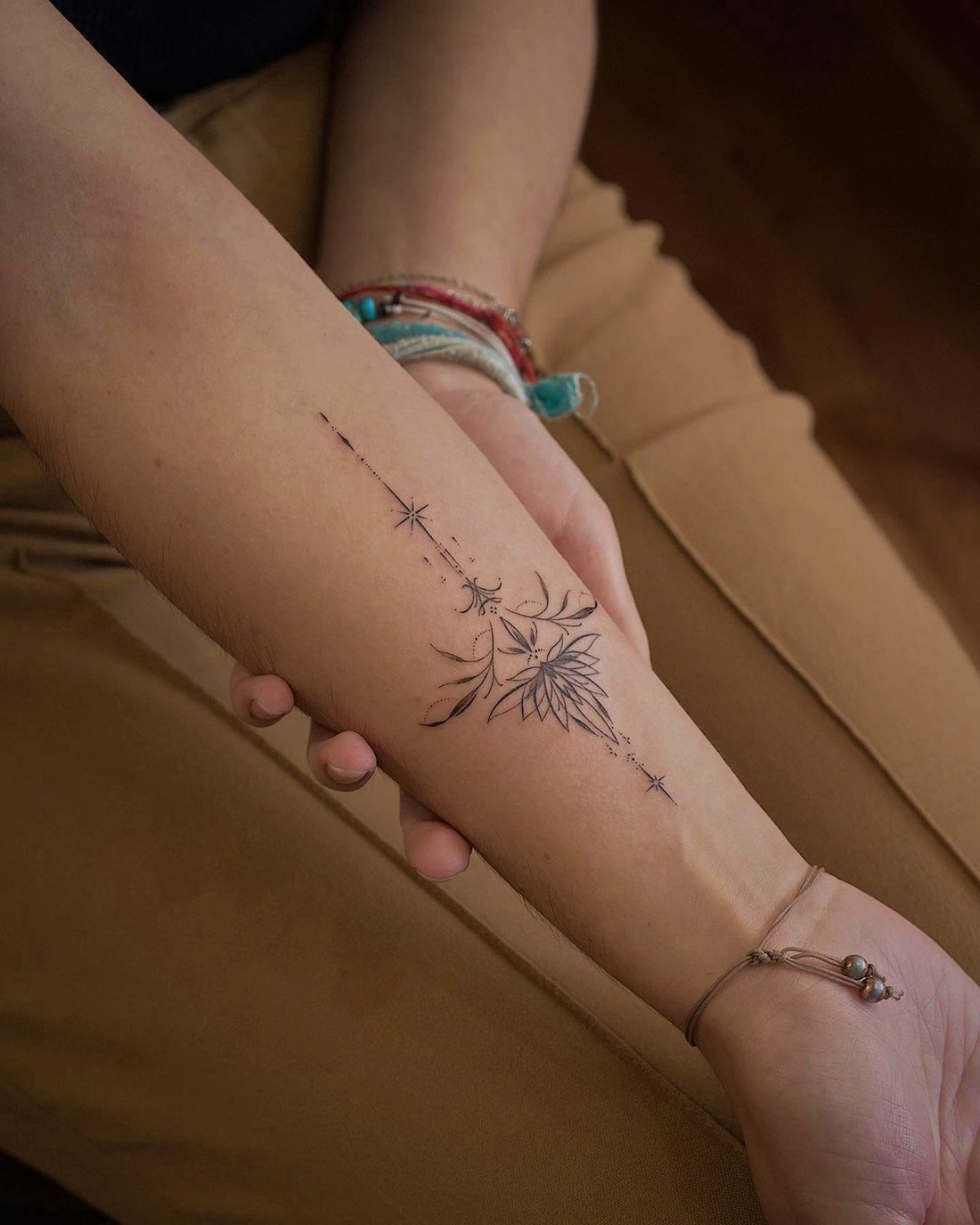 tatuaggio avambraccio donna disegno fiore di loto