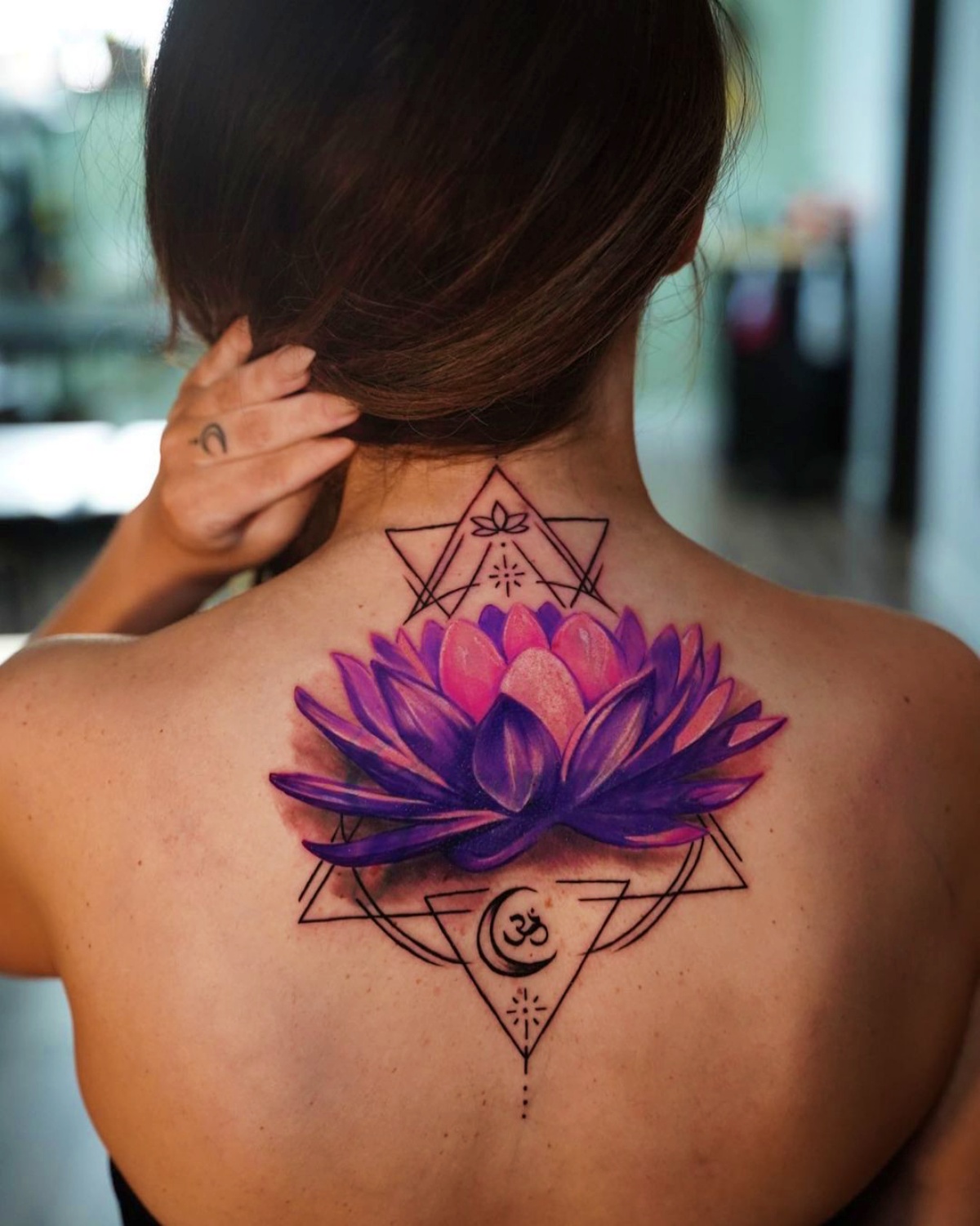 tatuaggio colorato sulla schiena motivi buddista