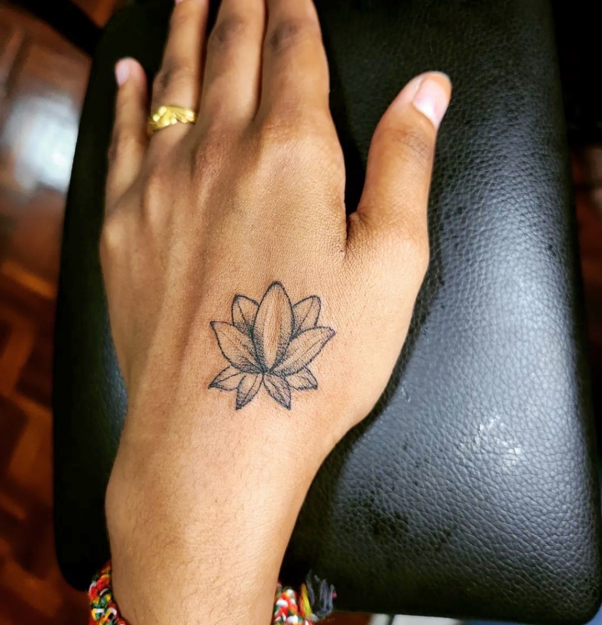 tatuaggio fiore di loto mano