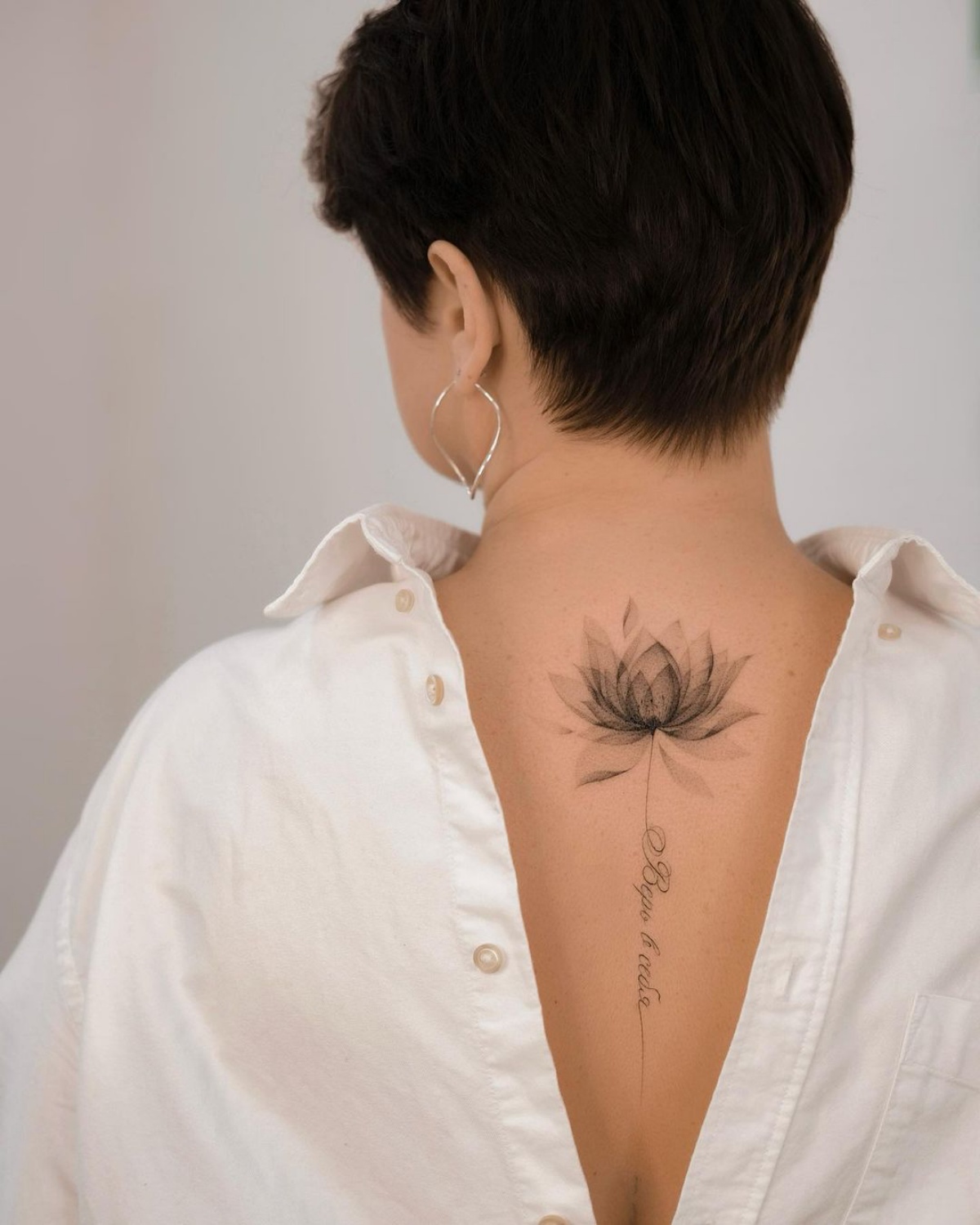 tatuaggio fiore di loto tattoo sulla schiena donna